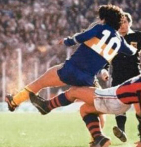 subasta-por-una-camiseta-que-uso-maradona-en-boca-2